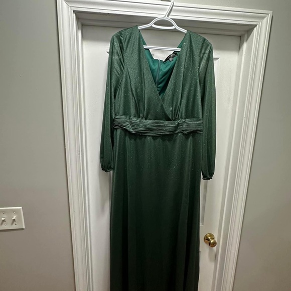 Prom/Pageant/Formal Dress - Picture 2 of 3